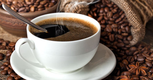 Hot Colombian coffee with rich aroma and roasted Arabica beans, illustrating bold flavor and balanced strength
